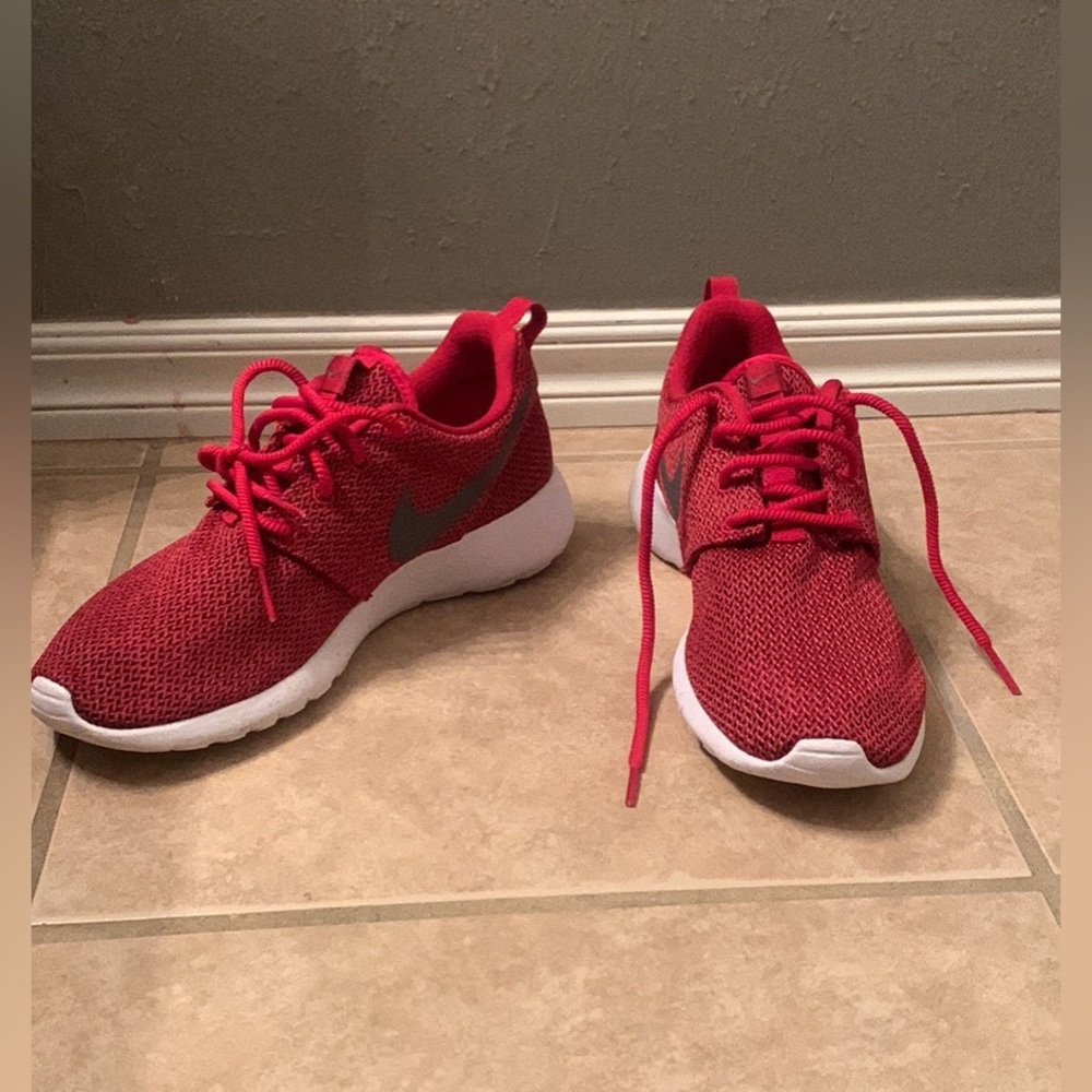 Basically Brand New Women/Boys Nike Roshe!!